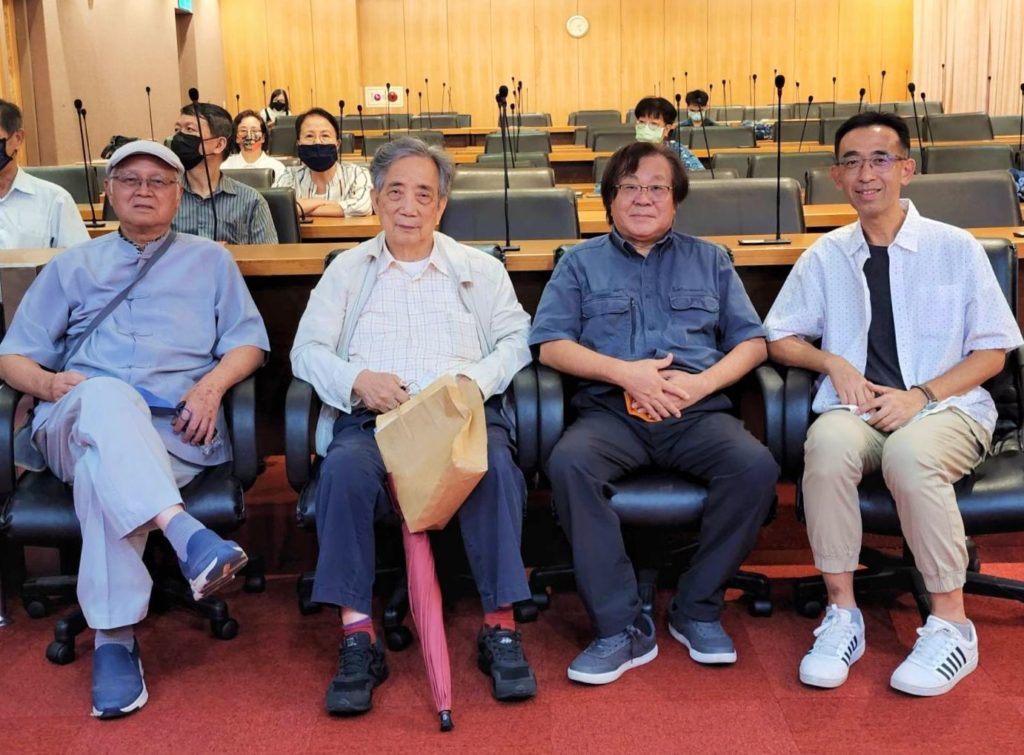 廖修平(左)的個展在國父紀念館王蘭生(右)支持下盛大展出,也受到黃光男教授(左二)及李振明教授的讚譽。(記者 辛澎祥/攝)