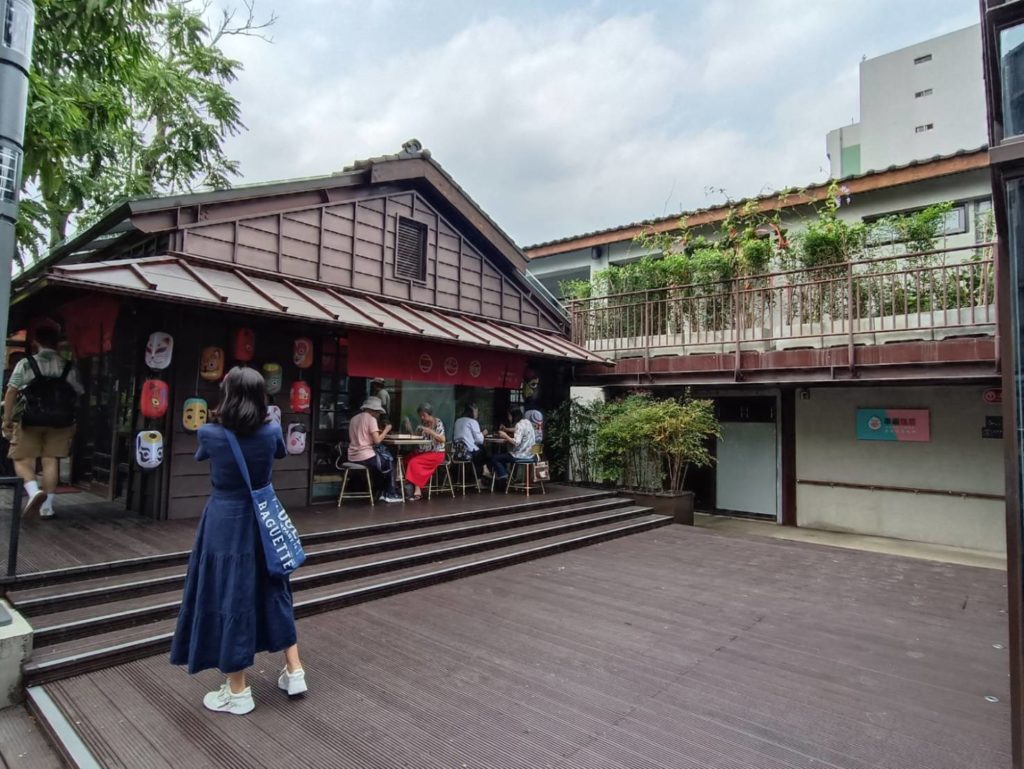 原臺北刑務所官舍打造成「榕錦時光生活園區」開幕以來遊人如織。(記者 陳安婷/攝)
