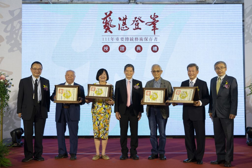 ▲李永得部長（中）與四位得獎藝師合影留念，左為文化部政務次長蕭宗煌，右為文化部文資局長陳濟民。（圖/文化部 提供）