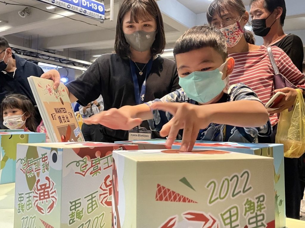 民眾熱情參與抽獎活動。