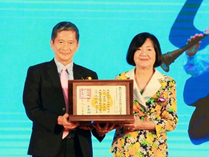 李永得部長頒授「重要傳統藝術保存者」獎狀給得獎人江賜美藝師。（ 圖/文化部 提供）