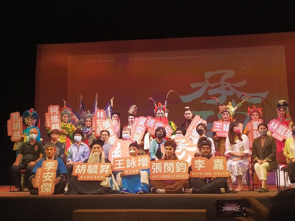 全體演員大合照留下難得的畫面。(記者 辛澎祥/攝)