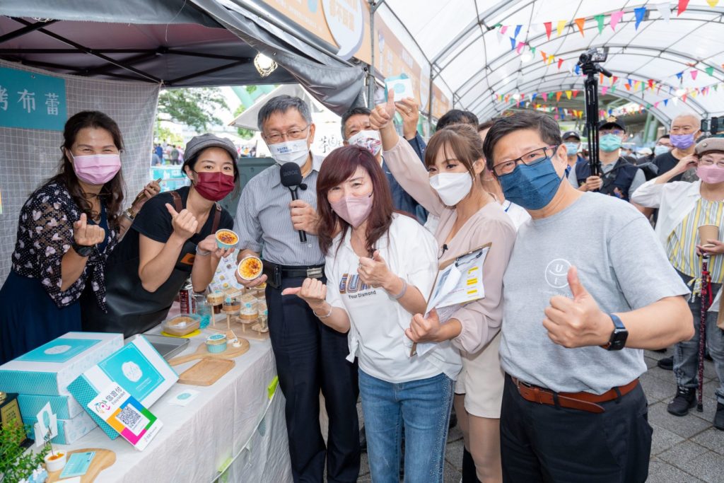 ▲台北市長柯文哲(左三)與北市產發局長林崇傑(右一)與攤商歡樂在一起。(圖/北市產發局 提供)