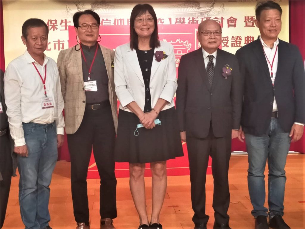 ▲台北市文化局長李麗珠(中)及保安宮董事長廖武治(右二)與文資委員合影留念。(記者 辛澎祥/攝)