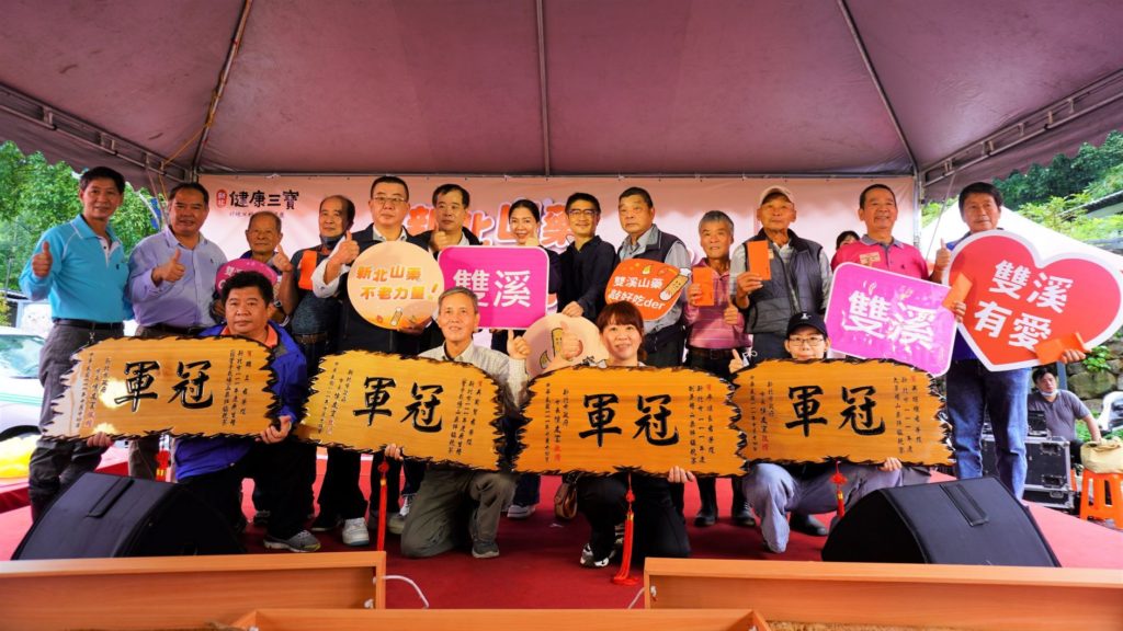 ▲新北農業局長李玟（後排右六）與各組得獎農民與農會代表開心合影留念。（圖/新北農業局 提供）