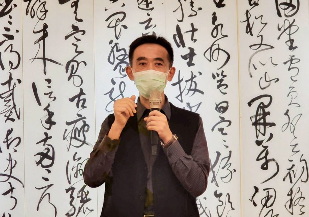 國父紀念館館長王蘭生對楊旭堂教授的創作,擷取了「致虛極 守靜篤」的倡議而推崇不已。(記者 辛澎祥/攝)