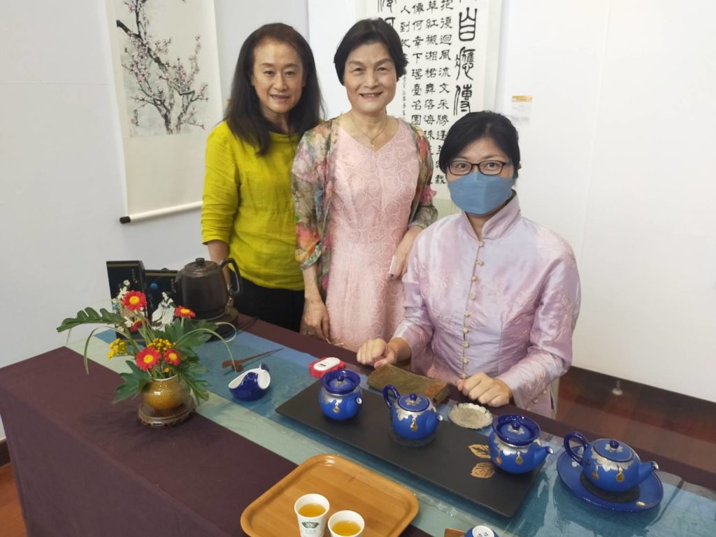 茶書作家林淑珠(中)與天仁茶藝文化基金會副執行長劉淑娟(左),在茶席品茗中扮演推手角色。(記者 辛澎祥/攝)