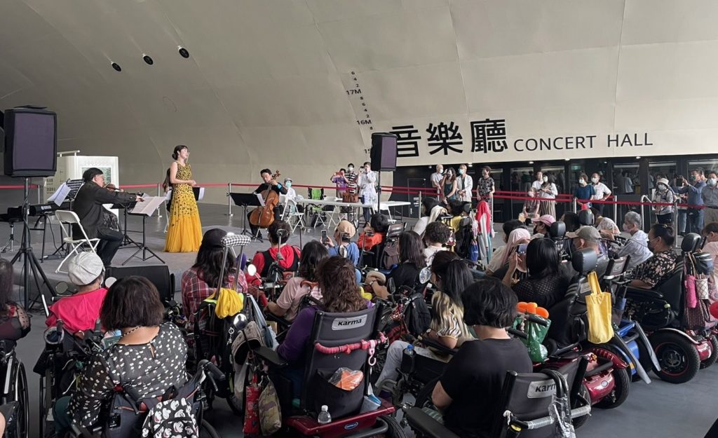 ▲音樂公益活動受到輪椅族朋友的喜愛,熱情參與。(圖/中鋼基金會 提供)