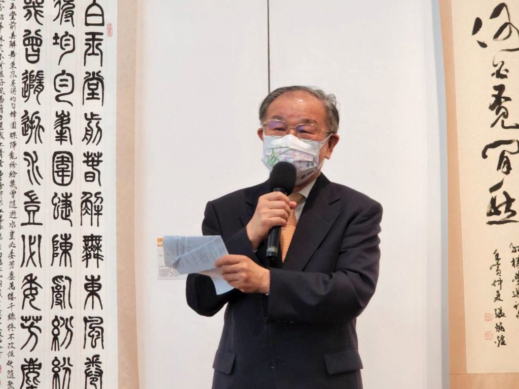 淡江大學文錙藝術中心主任張炳煌致詞時表達對紅樓夢展覽內容感到相當驚豔。(記者 辛澎祥/攝)