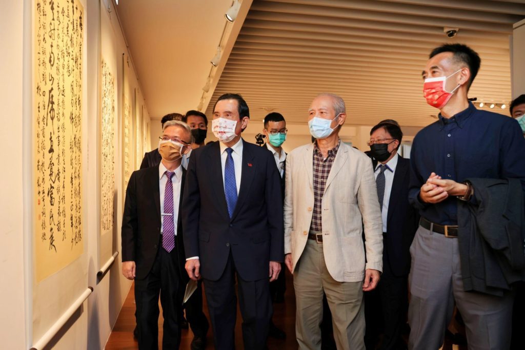 在楊旭堂理事長(左)及王蘭生館長(右)陪同下,並為前總統馬英九導覽兩岸漢字文化藝術節中的名家書法作品。(圖/國父紀念館 提供)