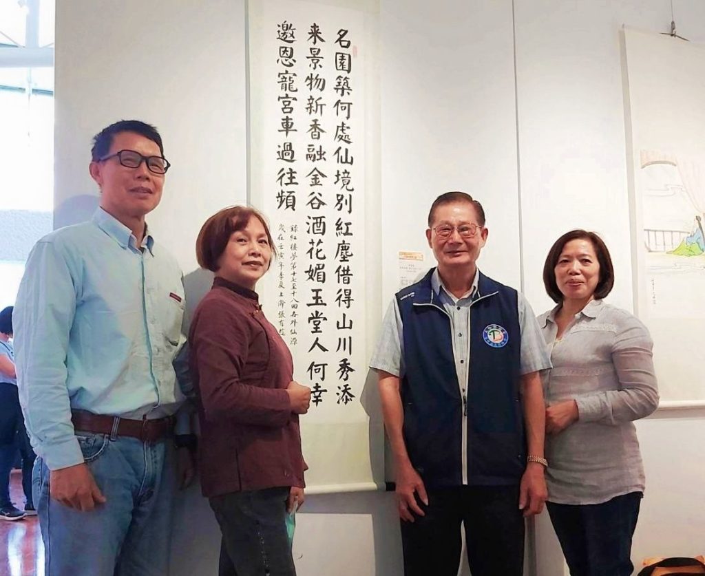 隸屬中華娛樂文創產業發展協會的參展書法家,在展場作品前合影留念。(記者 辛澎祥/攝)