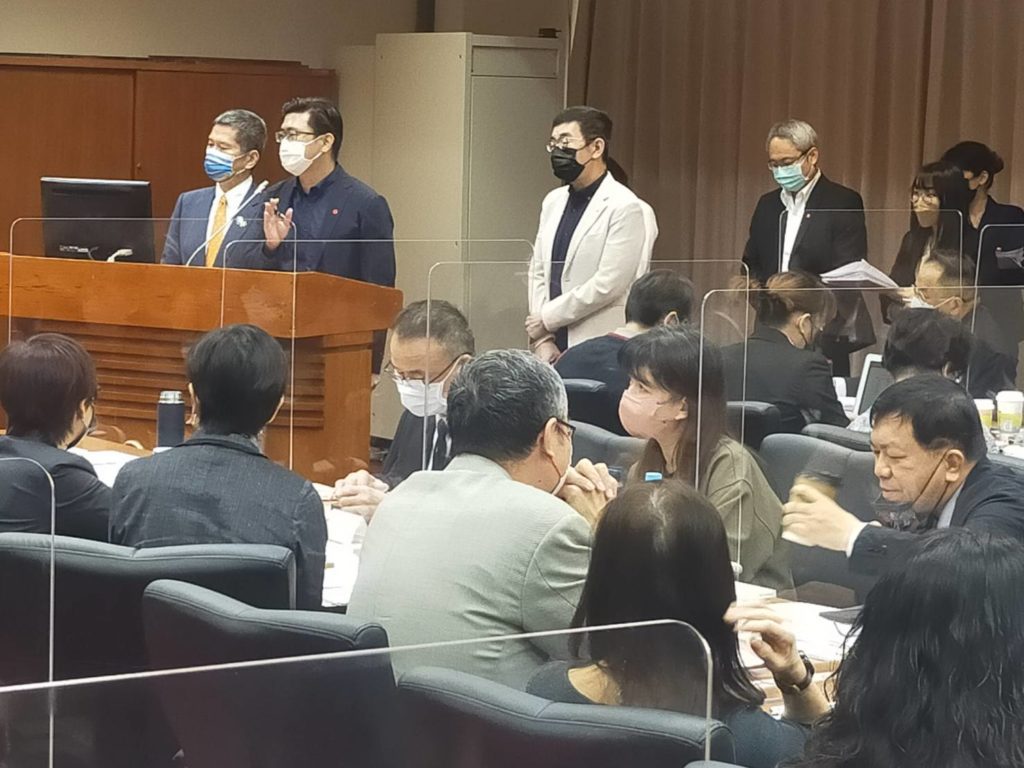 文策院副院長盧俊偉(左二)說明國發基金策略性投資藝文產業的作法。(記者 辛澎祥/攝)