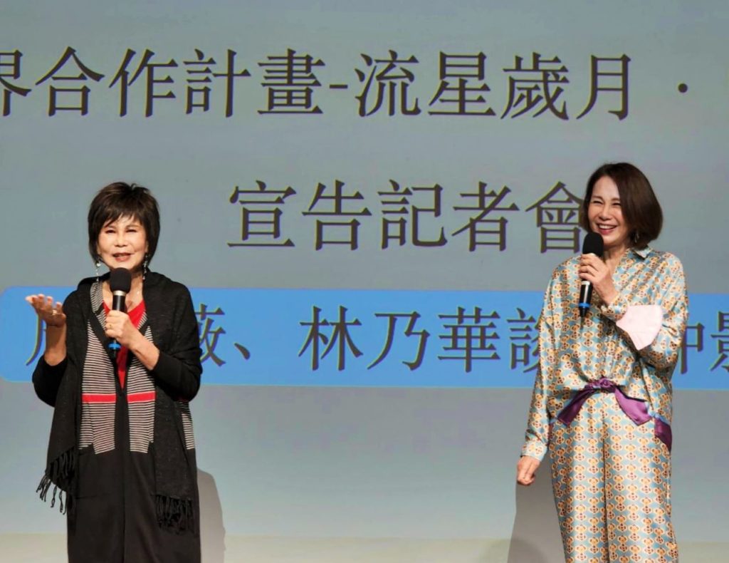 林乃華(左)與周丹薇開心互動,談起與曾老師的過往趣事欲罷不能。(記者 辛澎祥/攝)