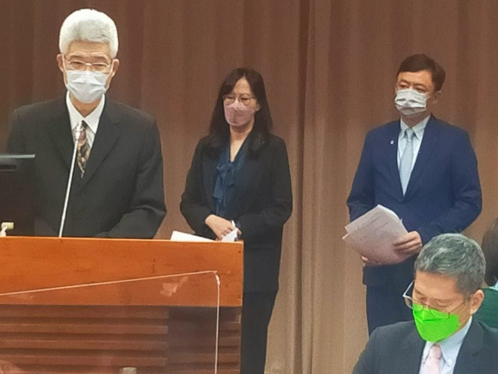 公廣集團董事長胡元輝(左起)率公視總經理徐秋華及華視總經理藍宜楨備詢及業務回應。(記者 辛澎祥/攝)