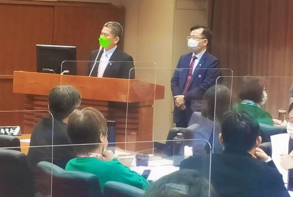 文化部長李永得(左)與NCC主委陳耀祥在立院備詢。(記者 辛澎祥/攝)