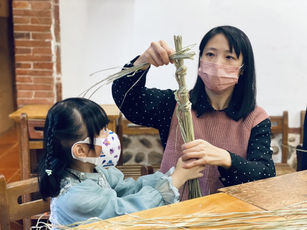 ▲在程氏古厝舉辦的「公司田溪生活市集」活動,推出親子草刀DIY,一同體驗農家樂。(圖/淡古提供)