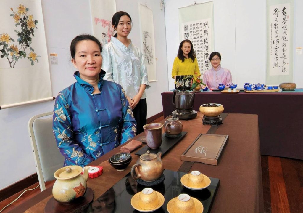 天仁茶藝文化基金會在展場佈置了茶葉與紅樓夢人物對應的茶席,右二為基金會副執行長劉淑娟。(記者 辛澎祥/攝)