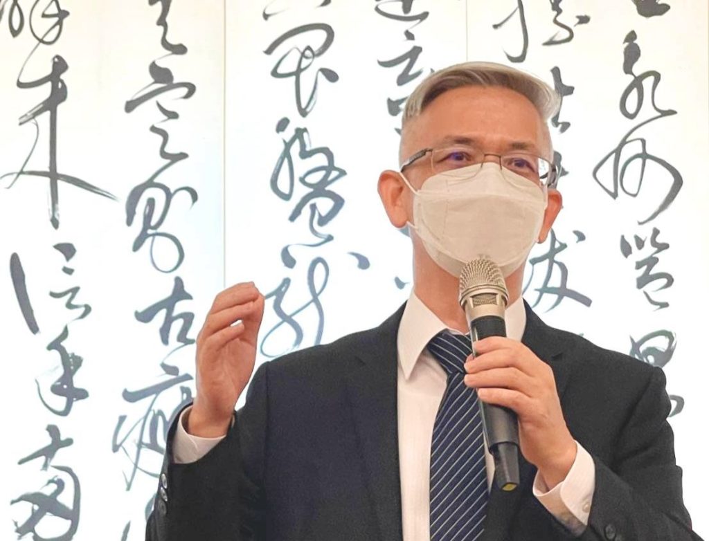 書法家楊旭堂在個展開幕式上說明其多幅展出作品的深摯意義。(記者 辛澎祥/攝)