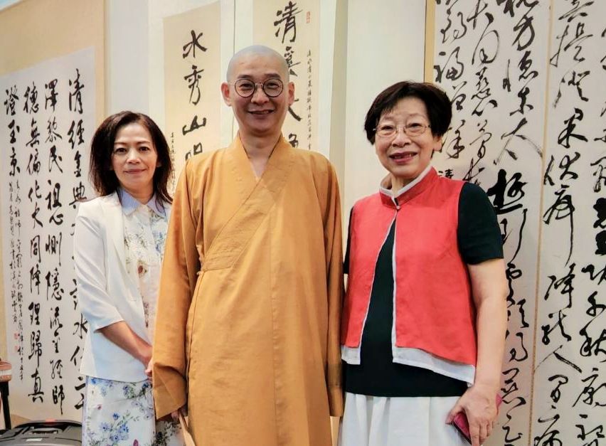 ▲高黎慧老師(左起)大慧法師及張松蓮會長展場開心合影。(記者 辛澎祥/攝)