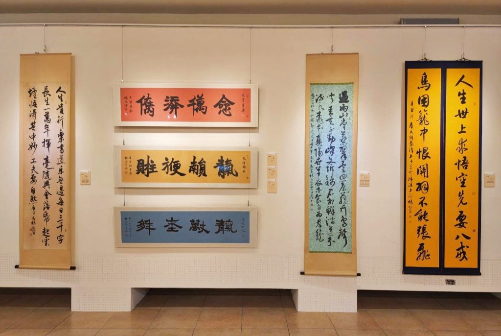 楊旭堂書藝作品創新且導入社會錚言旨趣。(記者 辛澎祥/攝)