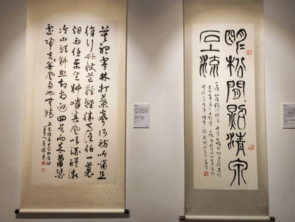 書藝家連勝彥(左)與歐豪年的書體作品成為展場矚目焦點。(記者 辛澎祥/攝)