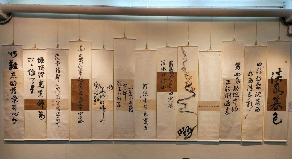 ▲銘雲齋書法班的師生聯合創作,極具大器與文脈。(記者 辛澎祥/攝)