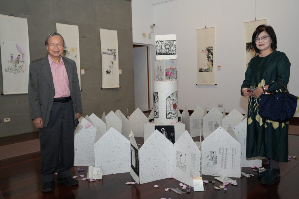 袁金塔教授(左)從後現代主義的觀點所製作的裝置藝術作品,備受青睞。(記者 辛澎祥/攝)