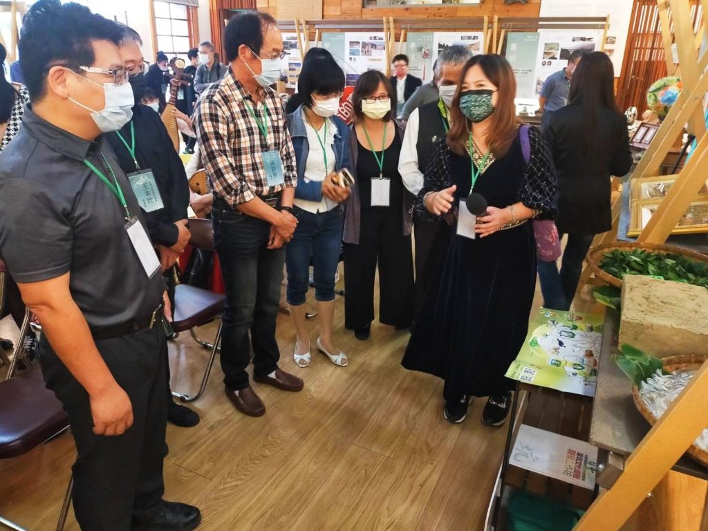 葉于正館長(左)陪同貴賓進行導覽。(記者 辛澎祥/攝)