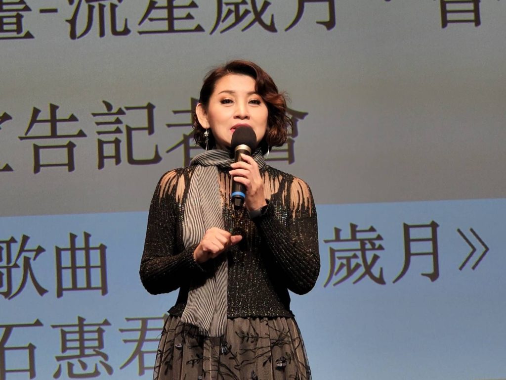 石惠君現場演唱「仙鄉歲月」主題曲,呈現曲調不同的意境。(記者 辛澎祥/攝)