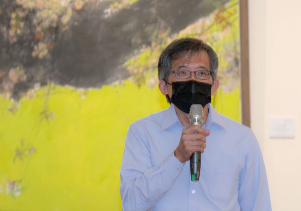 臺藝大教授廖新田對黃進龍的浪的堆疊創作,認為造型呈現有機生動讓人感受到自然無限力量之美。(記者 辛澎祥/攝)