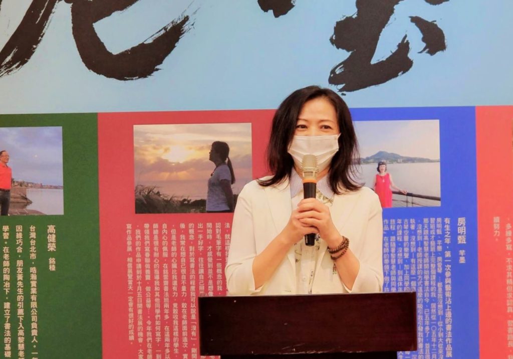 ▲銘雲齋書法班指導老師高黎慧,開幕式上對這次師生展的圓滿呈現既感動又顯激動。(記者 辛澎祥/攝)