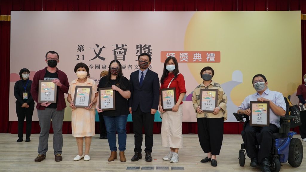 ▲文化部次長李連權(左四)與得獎者合影留念。(圖/文化部 提供)
