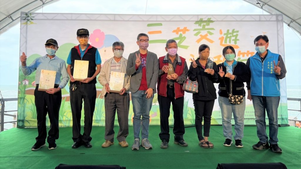 三芝區公所辦理茭白筍評鑑頒獎典禮，左5為帶殼組冠軍謝朝建