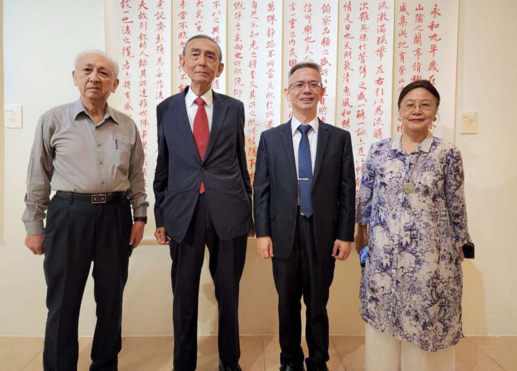 書畫家洪啟義(左起)邱正雄前副院長、楊旭堂教授與台北市文化局前局長謝小醞展場合影。(記者 辛澎祥/攝)