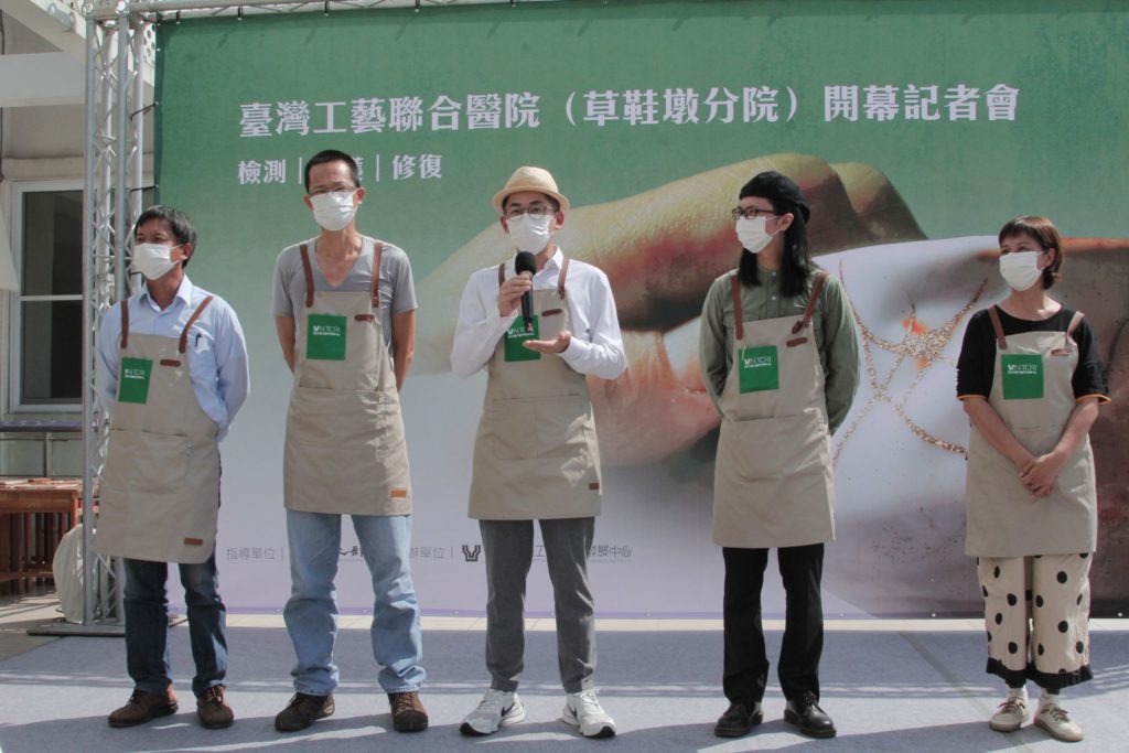 工藝修復師代表說明未來提供的服務與既有功能。（圖/工藝中心 提供）