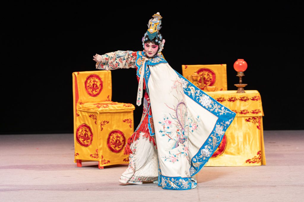 ▲當代傳奇劇場演出「京劇旦行劇目薈萃」呈現京劇中的女性角色,透過武戲文戲兩場劇目,以身體感知文武之間不同的力度美。(圖/文化局提供)