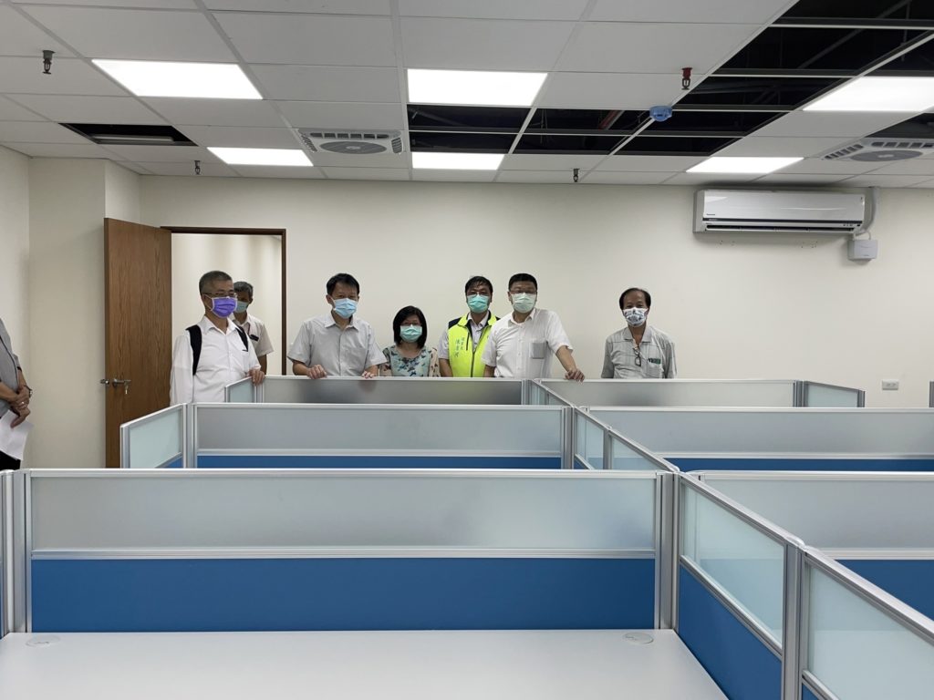 ▲台鐵局長杜微(右二)視察暫時性的樹林員訓中心。(圖/台鐵 提供)
