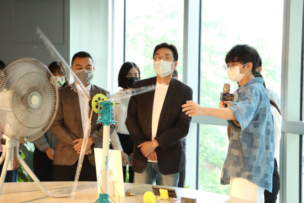 學生操作及講述設計的結構與程序。(圖/新北農業局 提供)