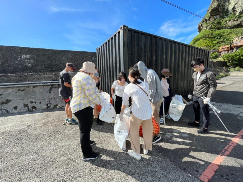 ▲漁港的環境維護,大家動手一起來。(圖/新北漁業處 提供)