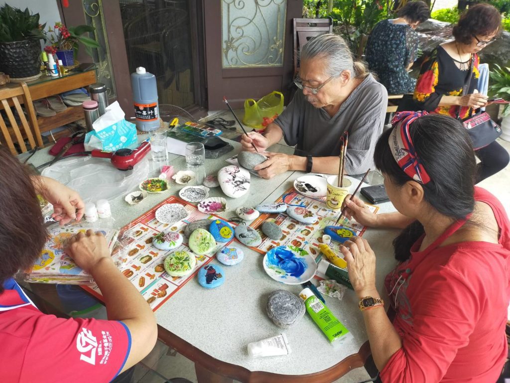 ▲張清宗老師(中)的彩繪,陳月里老師(右)與詹美絨的蝶古巴特製作,延伸了深摯的藝術心境。(記者 辛澎祥/攝)