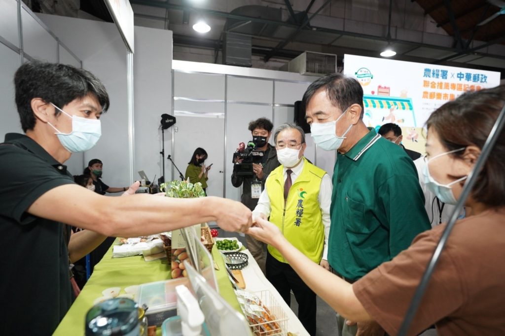 ▲中華郵政董事長吳宏謀(右二)及農糧署長胡忠一共同參觀市集。(圖/中華郵政 提供)