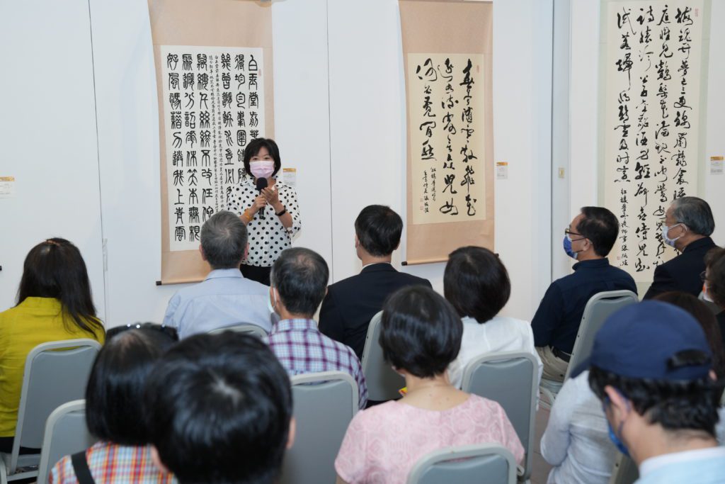策展人陳安婷說明策展過程對各單元內容的藝術性與文學性相融的價值與品味設計。(記者 辛澎祥/攝)