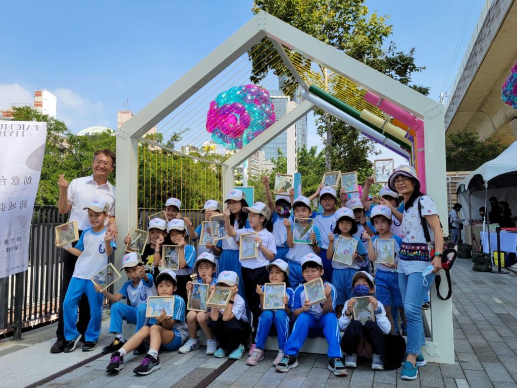大同國小美術班同學開心於裝置藝術《聽一町》前合影