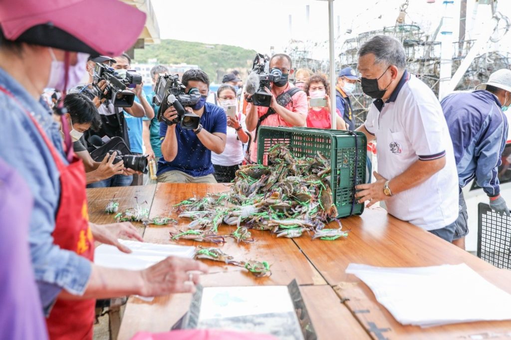 ▲萬里蟹特賣會引起民眾搶購。(圖/新北漁業處 提供)