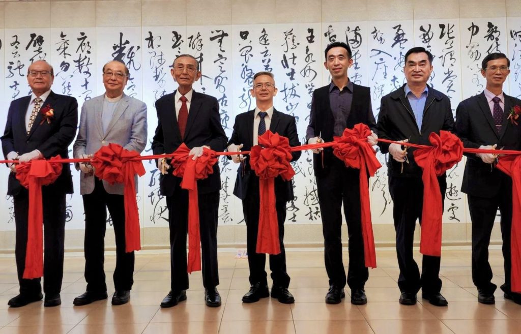 出席開幕式的貴賓進行展覽剪綵儀式。(記者 辛澎祥/攝)