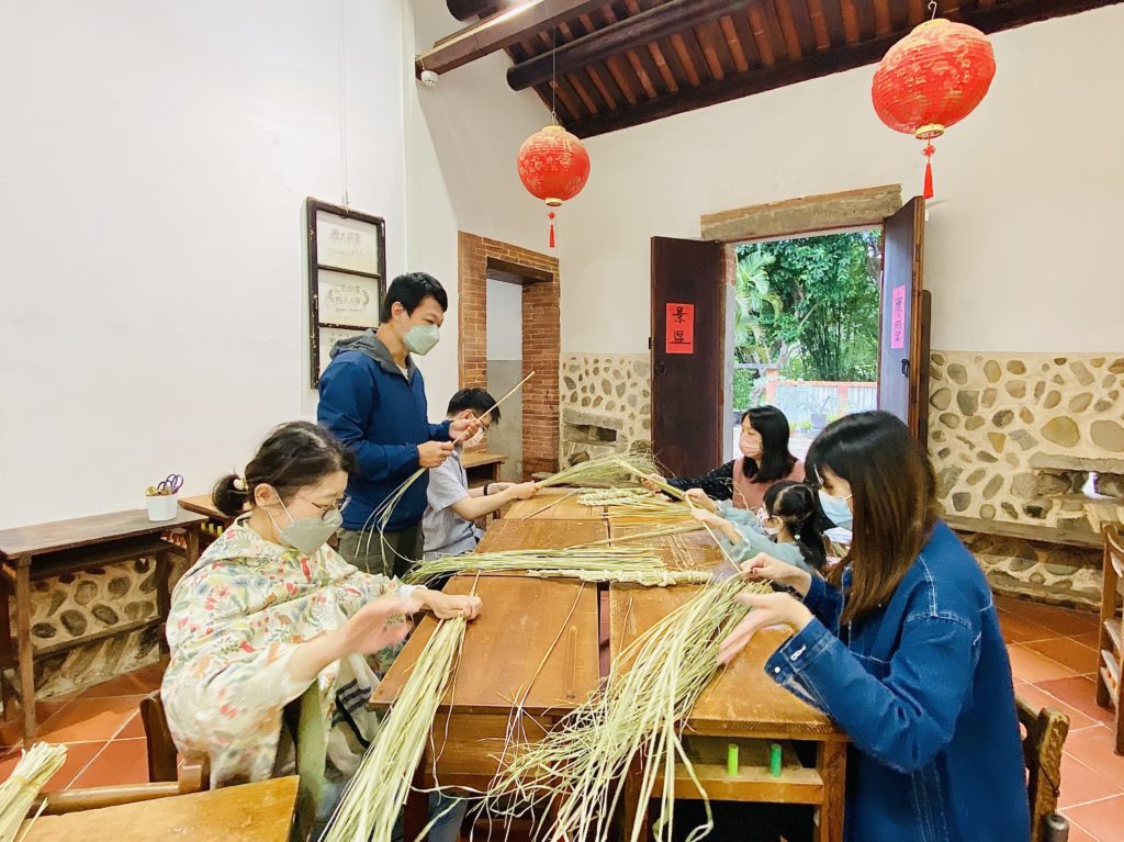▲淡水古蹟博物館與淡水休閒農業協會合作預計在程氏古厝舉辦「公司田溪生活市集」活動,邀請大家來體驗草刀DIY。(圖/淡古提供)