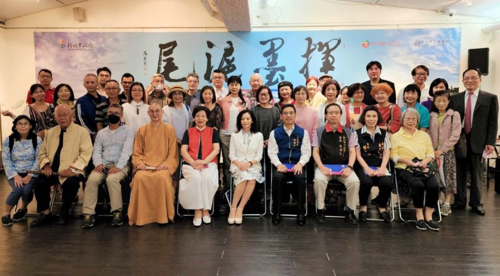 ▲出席開幕式的貴賓與藝文界人士全體大合照,場面熱烈,溫馨感人。(記者 辛澎祥/攝)