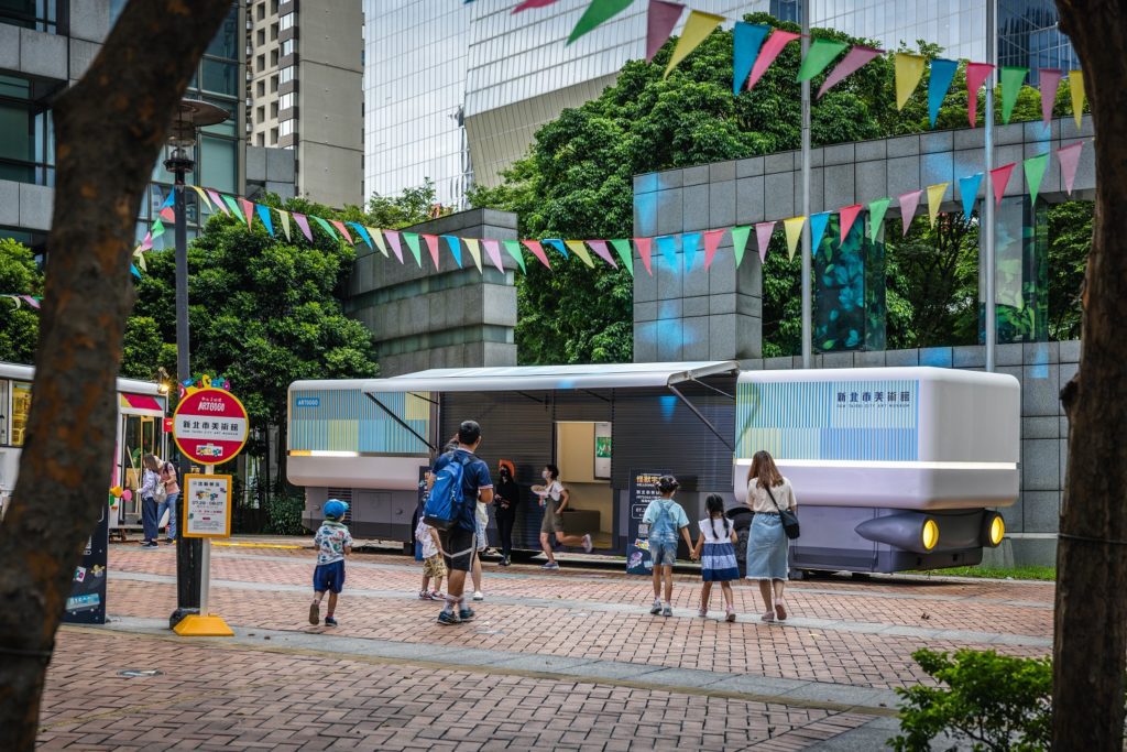 ▲兩輛ARTGOGO自10月22日起停駐在三峽客家文化園區,歡迎舊雨新知來體驗。(圖/文化局提供)