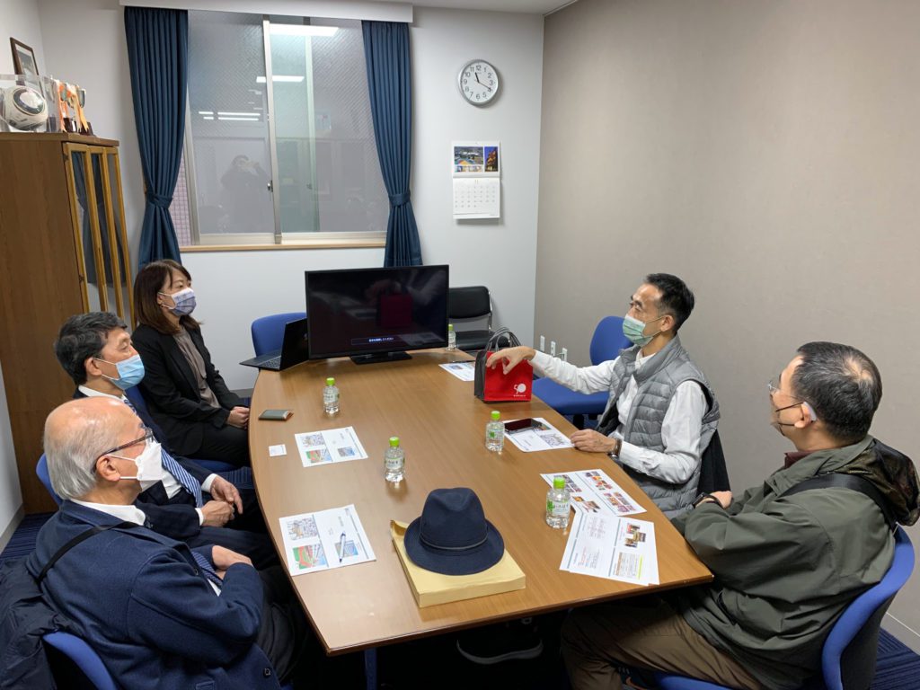 関廣佳副理事長（左起）、羅鴻健理事長、錢婉瑜教務主任、王蘭生館長、楊得聖組長於座談上交流合作。