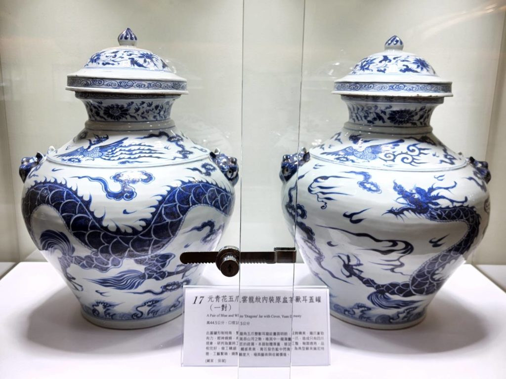 展覽過程中屢屢受到藏家們的讚嘆肯定的「元青花五爪雲龍紋內裝原盅茶獸耳蓋罐」,是資深藏家吳斌老師的重要高貴藏品。(記者 辛澎祥/攝)